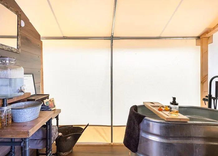 Settle Into A Cozy Old West Tent Escape Luxuszelt Tombstone